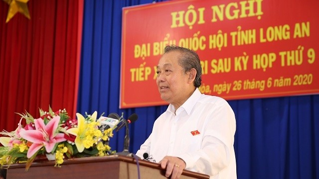 Deputy PM Truong Hoa Binh speaks at a meeting with voters in Duc Hoa district, Long An province on June 26, 2020. (Photo: VGP)