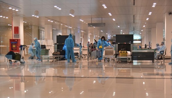 The passengers perform procedures to take their luggage at Can Tho International Airport. (Photo: tuoitre.vn)