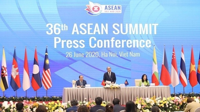 Prime Minister Nguyen Xuan Phuc (standing) speaking at the international press conference. (Photo: VNA)