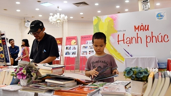 A book exhibition aims to foster reading culture and develop connections between family members. (Photo: NDO/Que Anh)