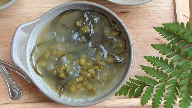 Seaweed sweet soup - a cure for the summer heat
