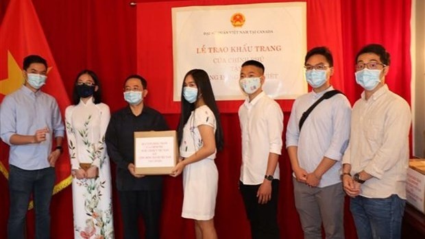 Face masks sent to help OVs in Canada prevent COVID-19 (Photo: VNA)