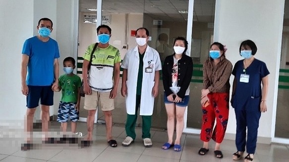 Five latest COVID-19 patients to be given the all-clear at the National Hospital for Tropical Diseases in Hanoi on June 29, 2020.