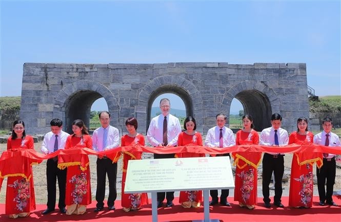 US Ambassador to Vietnam Daniel Kritenbrink and Vice Chairman of the Thanh Hoa provincial People’s Committee Nguyen Duc Quyen perform the ribbon cutting ritual for the restoration project of the southern gate of the Ho Dynasty Citadel. (Photo: VNA)