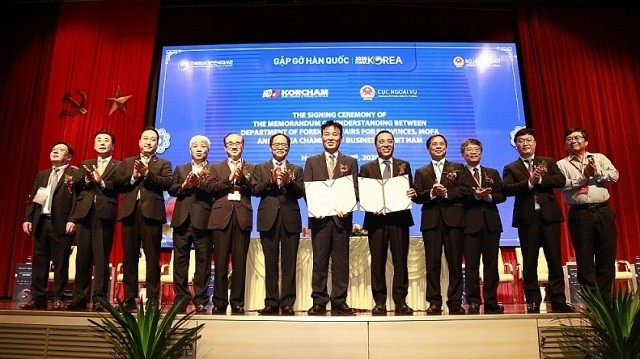 MoFA’s Department of Foreign Affairs of Localities and the KORCHAM signed a MoU to further promote cooperation between RoK firms and Vietnamese localities. (Photo: baoquocte.vn)