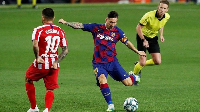 Soccer Football - La Liga Santander - FC Barcelona v Atletico Madrid - Camp Nou, Barcelona, Spain - June 30, 2020  Barcelona's Lionel Messi in action with Sevilla's Ever Banega, as play resumes behind closed doors following the outbreak of the coronavirus disease. (Photo: Reuters)