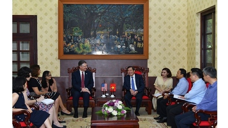 Editor-in-Chief of Nhan Dan Newspaper Thuan Huu (R) receives US Ambassador to Vietnam Daniel Kritenbrink. (Photo: NDO/Duy Linh)