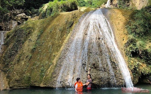  Khuoi Nhi waterfall is one of attractive destination at Na Hang – Lam Binh tourist complex (Photo: NDO/Tuyet Loan)
