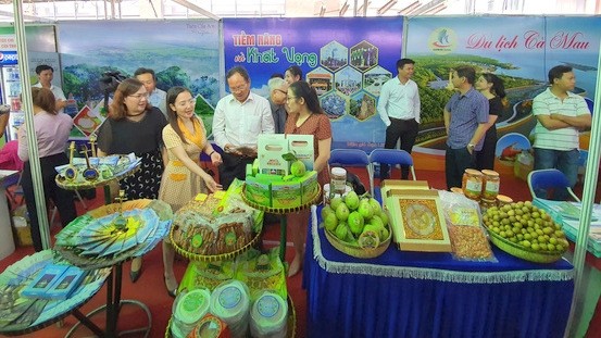 A booth installed at the event displaying the tourist products of Bac Lieu province (Photo: tuoitre.vn)