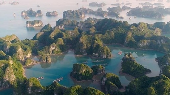 An impressive corner of Lan Ha Bay, one of the most beautiful of its kind in the world (Photo: TheLEADER)