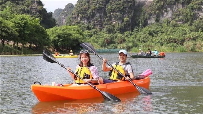 Tourists kayaking to explore UNESCO-recognised Trang An complex (Photo: VNA)