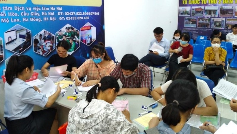 People file for unemployment benefits at a job centre in Hanoi. (Photo: Lao Dong Newspaper)