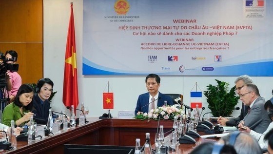Minister of Industry and Trade Tran Tuan Anh chairs the webinar in Hanoi. (Photo: SGGP)