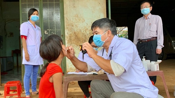 Children from Bong Hiot Village in Hai Yang Commune, Dak Doa District, Gia Lai Province, undergo health examinations for the early detection of diphtheria. (Photo: NDO/Phan Hoa)