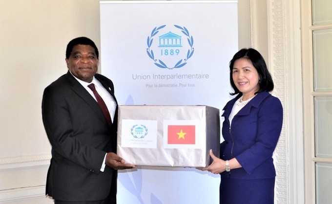 Vietnamese Ambassador Le Thi Tuyet Mai (R) hands over medical masks as a gift from Chairwoman of the Vietnamese National Assembly Nguyen Thi Kim Ngan for the IPU Secretariat. (Photo: VOV)