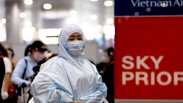 A Vietnamese citizen in Russia preparing to board a repatriation flight on July 8, 2020. (Photo: VNA)