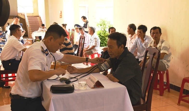 Medical teams and doctors of the Coast Guard High Command's Region 2 visited and provided free medical examination and medicine to 50 people of Cu Lao Cham, Tan Hiep Island Commune.