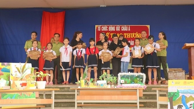 Winners of children’s contest on bear protection honoured (Photo: dangcongsan.vn)