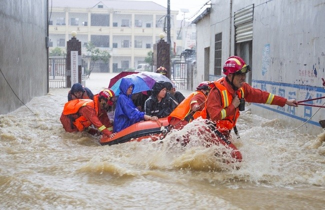 Rescue personnel evacuate students trapped in floodwaters from a middle school in Duchang county, Jiujiang city of Jiangxi province, July 8, 2020. (Photo: Xinhua)