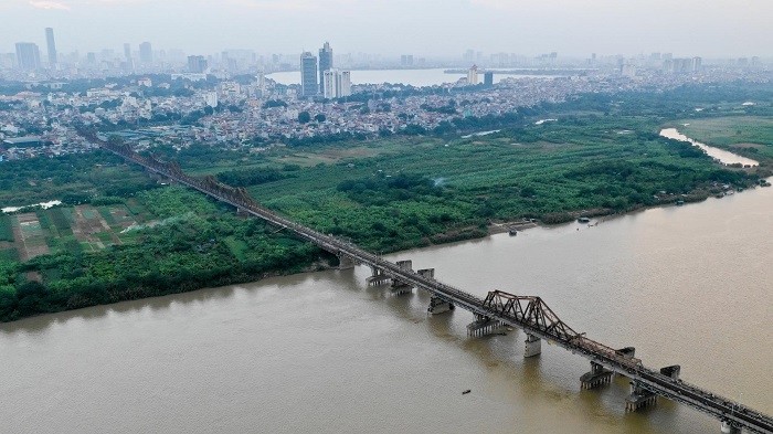 Long Bien Bridge is the first steel bridge to span the Red River in Hanoi, connecting the districts of Hoan Kiem and Long Bien.