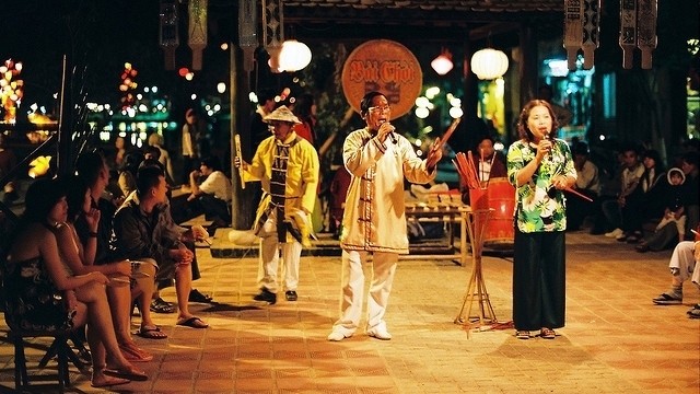 A performance of 'bai choi' singing in Hoi An ancient city 