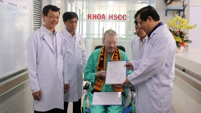 Patient 91 receives his hospital discharge paper before heading to his home country on July 11, 2020. (Photo: Cho Ray Hospital)