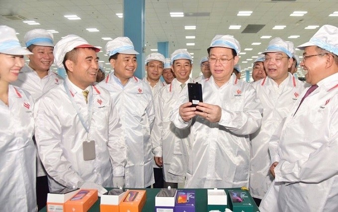 Secretary of the Hanoi Party Committee Vuong Dinh Hue and delegates tour Vingroup's Vinsmart manufacturing plant at the Hoa Lac Hi-Tech Park. (Photo: Hanoimoi)