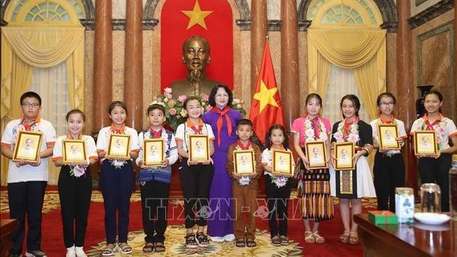 Vice President Dang Thi Ngoc Thinh and outstanding children from Nghe An province (Photo: VNA)