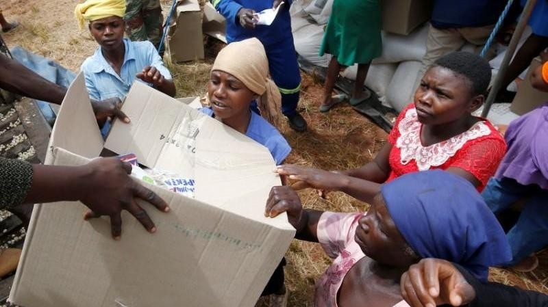 Victims of Cyclone Idai receive food aid at Siverstream Estates in Chipinge, Zimbabwe March 24, 2019. (Photo: Reuters)
