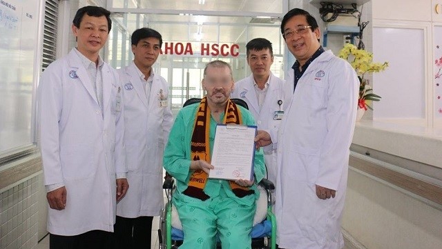 Patient 91 receives his hospital discharge certificate before returning to his home country on July 11, 2020. (Photo: Cho Ray Hospital)