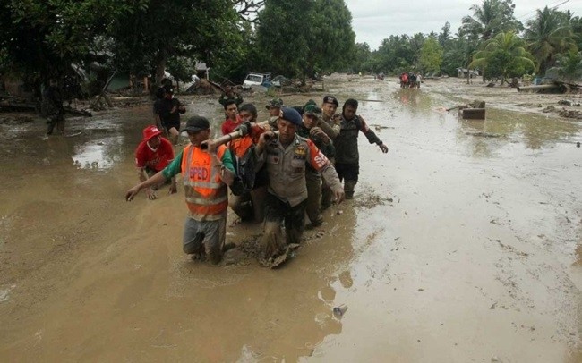 Officers evacuate victims in Radda Village, following flash floods that left several dead and dozens remain missing, in North Luwu in Sulawesi, Indonesia July 14, 2020. (Photo: Reuters)