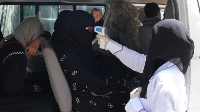 A health worker takes temperature of passengers of a van, amid fear of coronavirus disease (COVID-19), on the outskirts of Taiz, Yemen April 12, 2020. (Photo: Reuters)