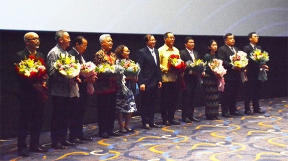 Deputy Minister of Culture, Sports and Tourism, Ta Quang Dong, presents flowers to Ambassadors and representatives from the embassies of the countries participating in the film week. (Photo: qdnd.vn)