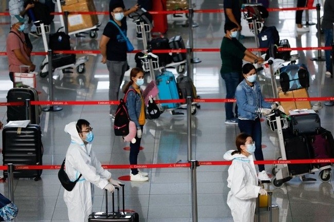 Passengers wearing personal protective equipment for protection against the coronavirus disease (COVID-19) queue at the check-in counters of Emirates airline, in Ninoy Aquino International Airport in Pasay City, Metro Manila, Philippines, July 9, 2020. (File photo: Reuters)