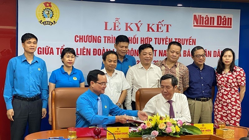 At the signing ceremony between the VGCL and Nhan Dan Newspaper 