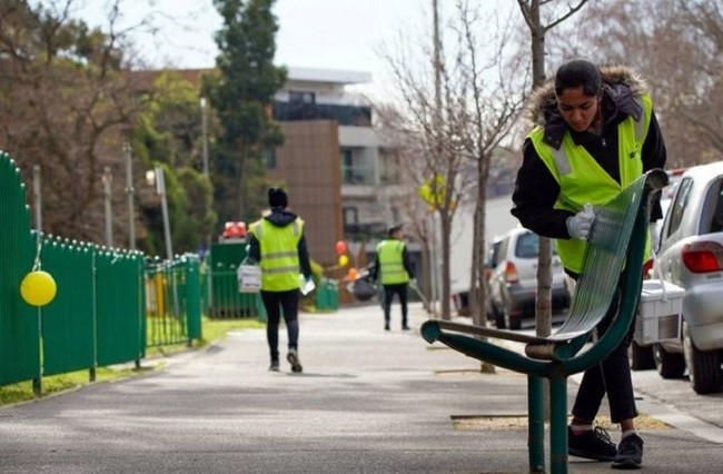  A sanitation worker cleans a bench outside the single remaining public housing tower under a lockdown in response to an outbreak of the coronavirus disease (COVID-19), in Melbourne, Australia July 10, 2020. (File photo: Reuters)