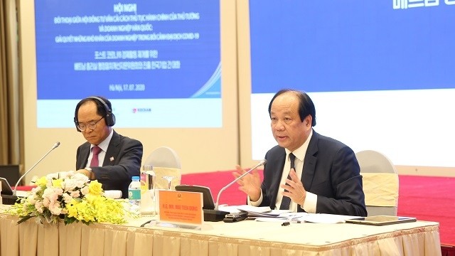 Minister - Chairman of the Government Office Mai Tien Dung (R) speaks at the event. (Photo: VGP)