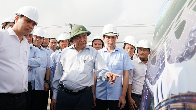 PM Nguyen Xuan Phuc inspects the site clearance work of Long Thanh Airport. (Photo: VGP)