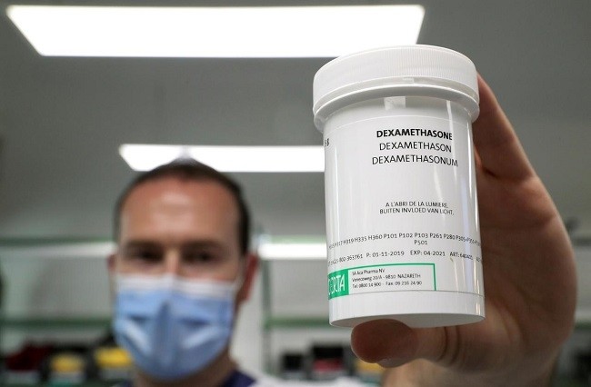 A pharmacist displays a box of Dexamethasone at the Erasme Hospital amid the coronavirus disease (COVID-19) outbreak, in Brussels, Belgium, June 16, 2020. (File photo: Reuters)