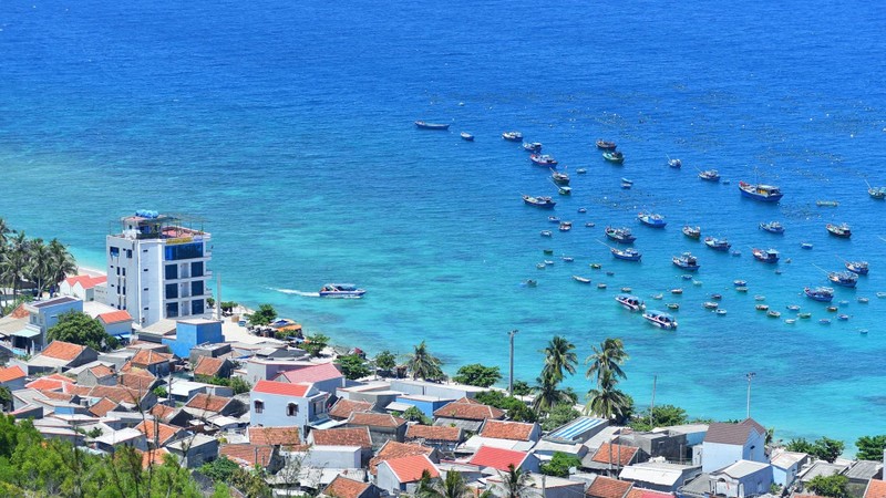 Cu Lao Xanh, which is also known as Van Phi island, is a small island near Xuan Dai Bay in Phu Yen province. However, its administrative boundary belongs to Nhon Chau commune, Quy Nhon City.