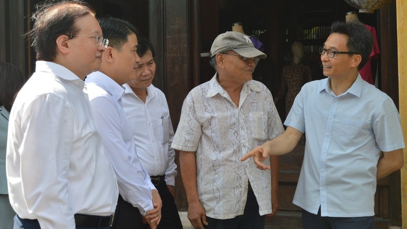 Deputy Prime Minister Vu Duc Dam visits Hoi An Ancient Town. (Photo: baoquangnam.vn)