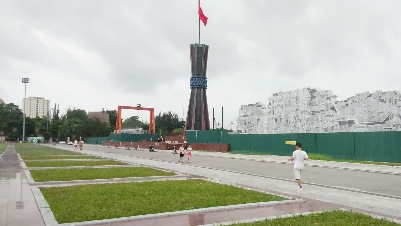 The reliefs commemorating General Vo Nguyen Giap under construction