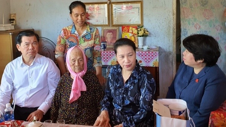 NA Chairwoman Nguyen Thi Kim Ngan visits heroic Vietnamese mother Vo Thi Vi in Dat Do district.