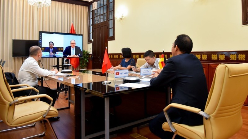 Deputy Foreign Minister To Anh Dung held an online talk with Minister of State at the Federal Foreign Office of Germany Niels Annen (Photo: VOV) 