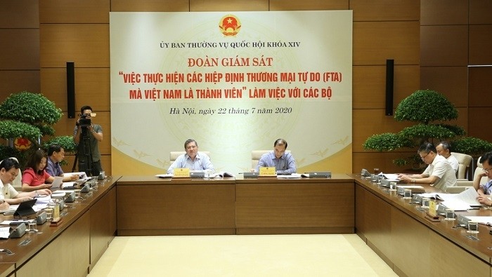 Delegates at a working session between a supervision mission from the National Assembly Standing Committee and the Ministry of Industry and Trade on July 22, 2020. (Photo: VNA)