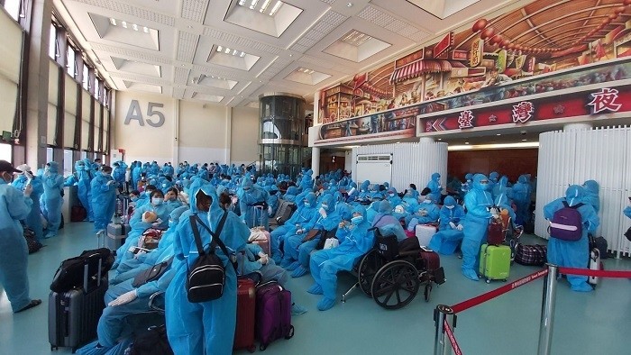 Vietnamese citizens in Taiwan (China) wait to handle boarding procedures before getting on a repatriation flight on July 20, 2020. (Photo: VNA)