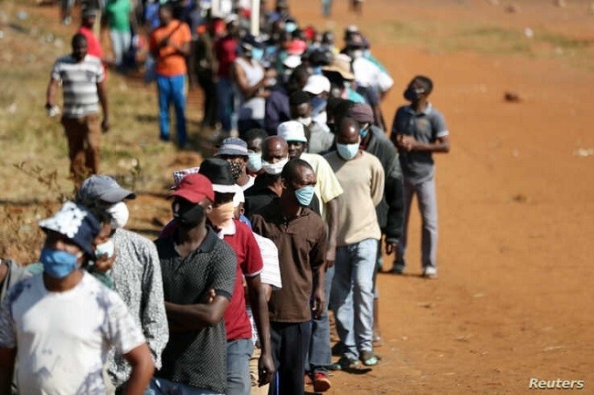 (Illustrative image). People wearing protective face masks stand in a queue to receive food aid amid the spread of the coronavirus pandemic, at the Itireleng settlement, near Pretoria, South Africa, May 20, 2020. (File photo: Reuters)