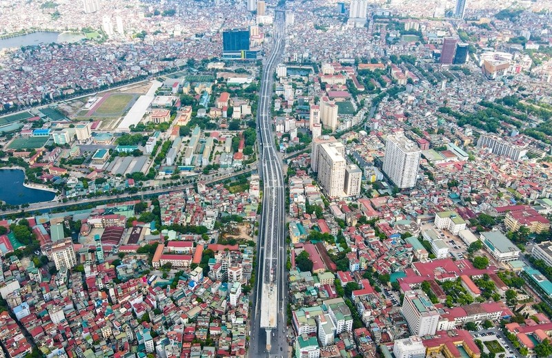 The 5.1km-elevated road begins adjacent to the south of Vinh Tuy Bridge and its last section ends adjacent to the Nga Tu So intersection.