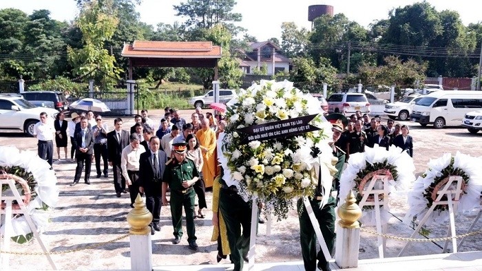 The Embassy of Vietnam in Laos and the Lao National Veterans Federation together pay an incense tribute to Vietnamese and Lao fallen soldiers at Ban Keun monument in Thoulakhom district, Vientiane province on July 26. (Photo: VNA)