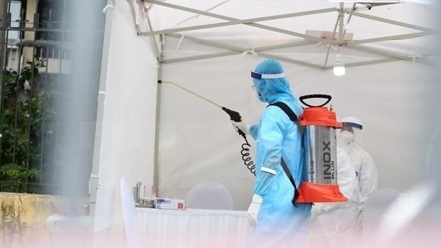 A medical worker sprays disinfectant. Illustrative image (Photo: VNA)